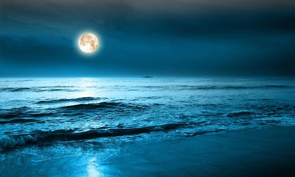 sea and moon at mid night