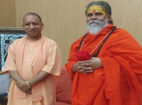 yogi adityanath with narendra giri